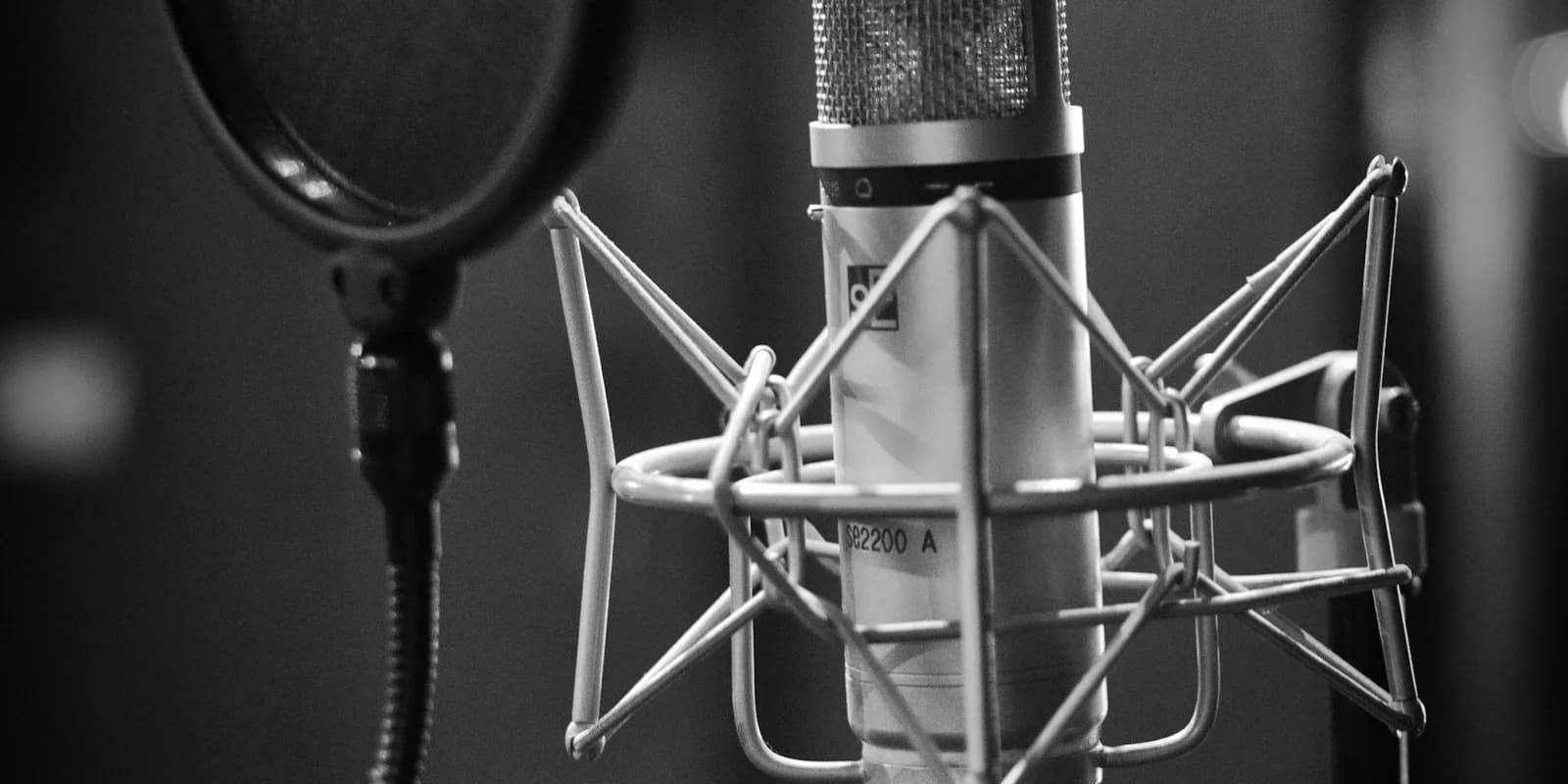 Best Studio Microphones (2026): Shure, RODE, Elgato — The Ones Podcasts and Streamers Actually Use